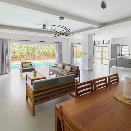 Spacious 4 Bedrooms Villa With Infinity Pool Гранд Байе Екстериор снимка